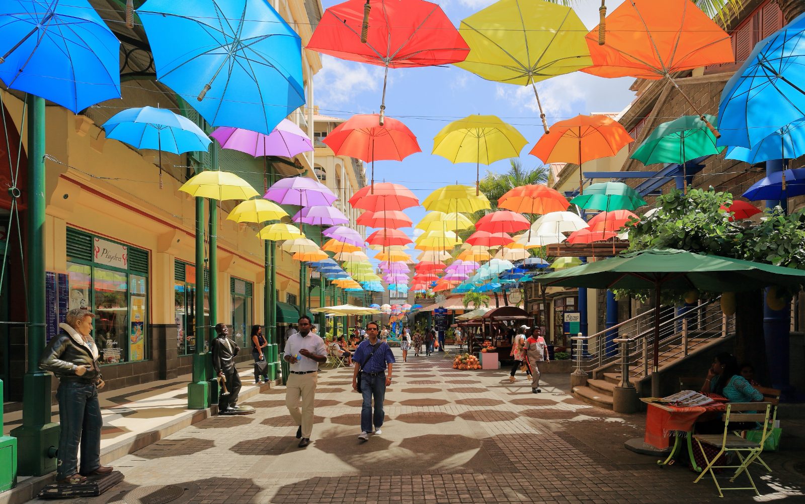 Parasols colorés dans les rues de Port Louis, île Maurice — Caudan Waterfront