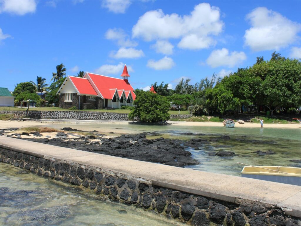 Chapelle Notre-Dame Auxiliatrice au toit rouge, à Cap Malheureux, île Maurice
