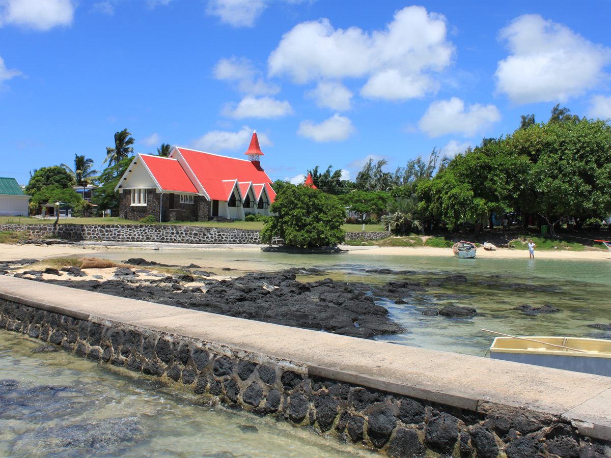 Chapelle Notre-Dame Auxiliatrice au toit rouge, à Cap Malheureux, île Maurice