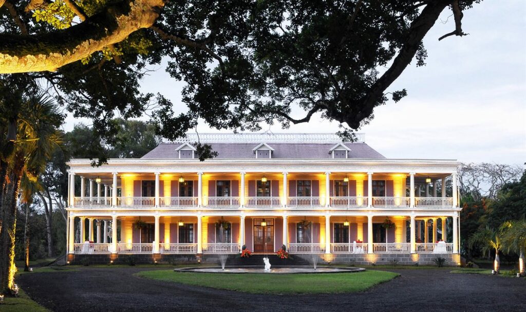 Château de Labourdonnais illuminé en soirée, au nord de l’île Maurice