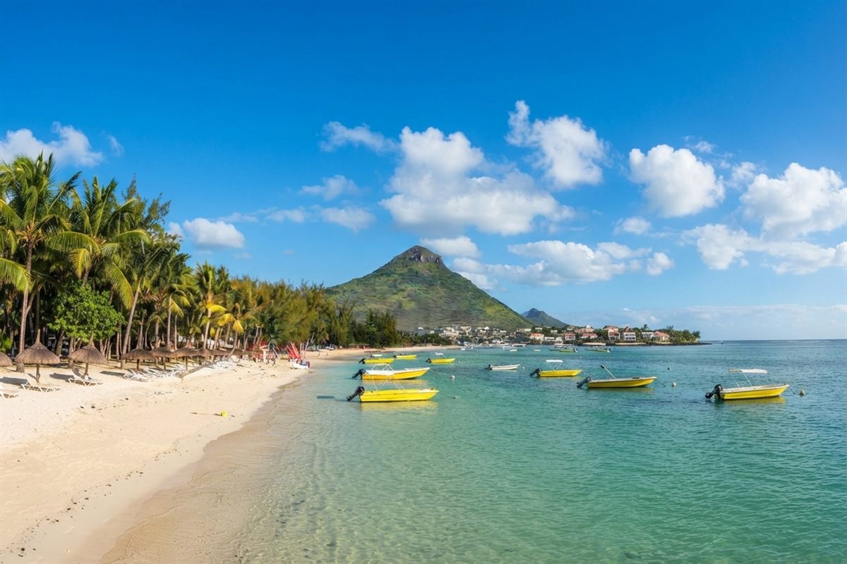 Plage de Flic en Flac et bateaux de pêche sur le lagon, à l’île Maurice