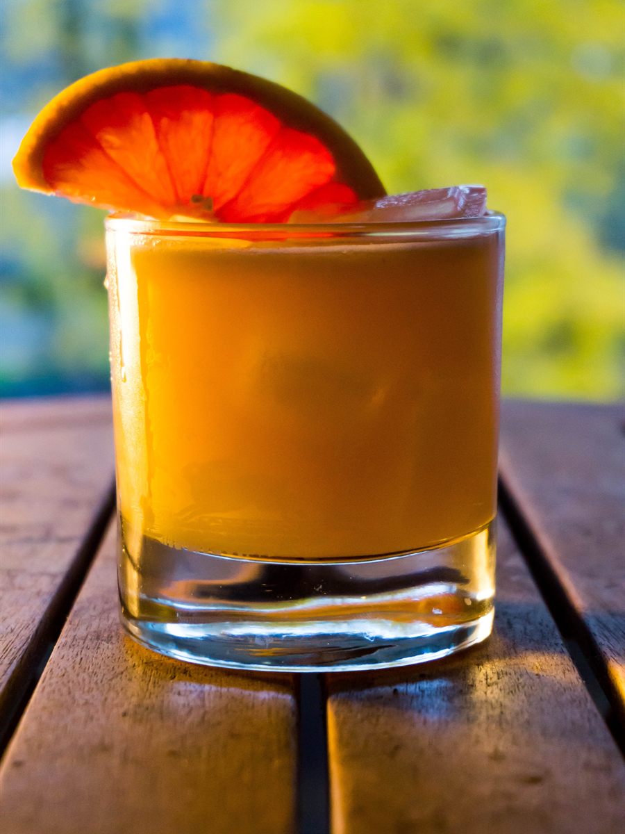 Cocktail au rhum et tranche d’orange sanguine sur une terrasse à l’île Maurice