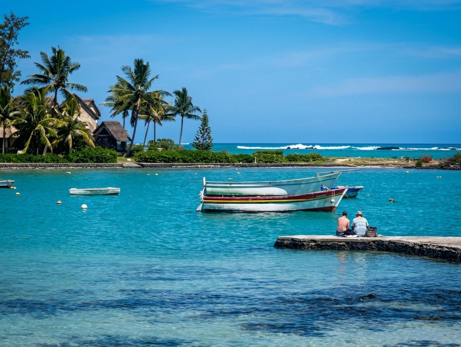 Lagon turquoise et barques de pêche sur la côte mauricienne, à moins d’une heure de Beau Bassin